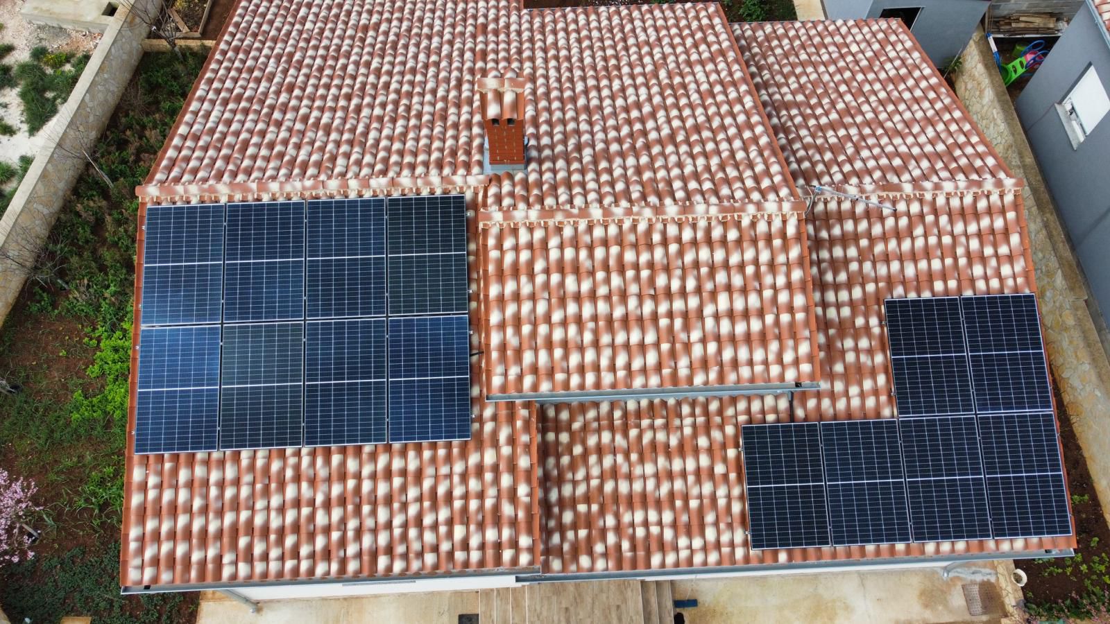 Solarni sustav raspoređen na više krovnih površina — projekt Solar Home